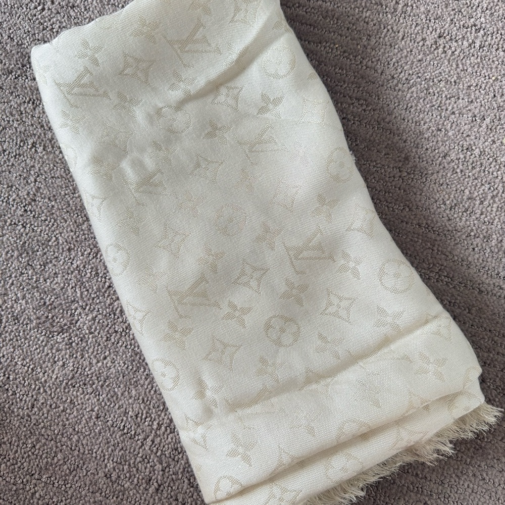 Louis Vuitton Monogram Shine Shawl / Scarf — Beige / Neutral